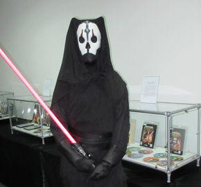 Un Señor Oscuro de los Sith monta guardia en RetroEuskal 2015
