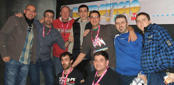 Miembros de AUMAP y otros amigos en RetroMadrid 2013, bajo la pancarta de Retrovicio